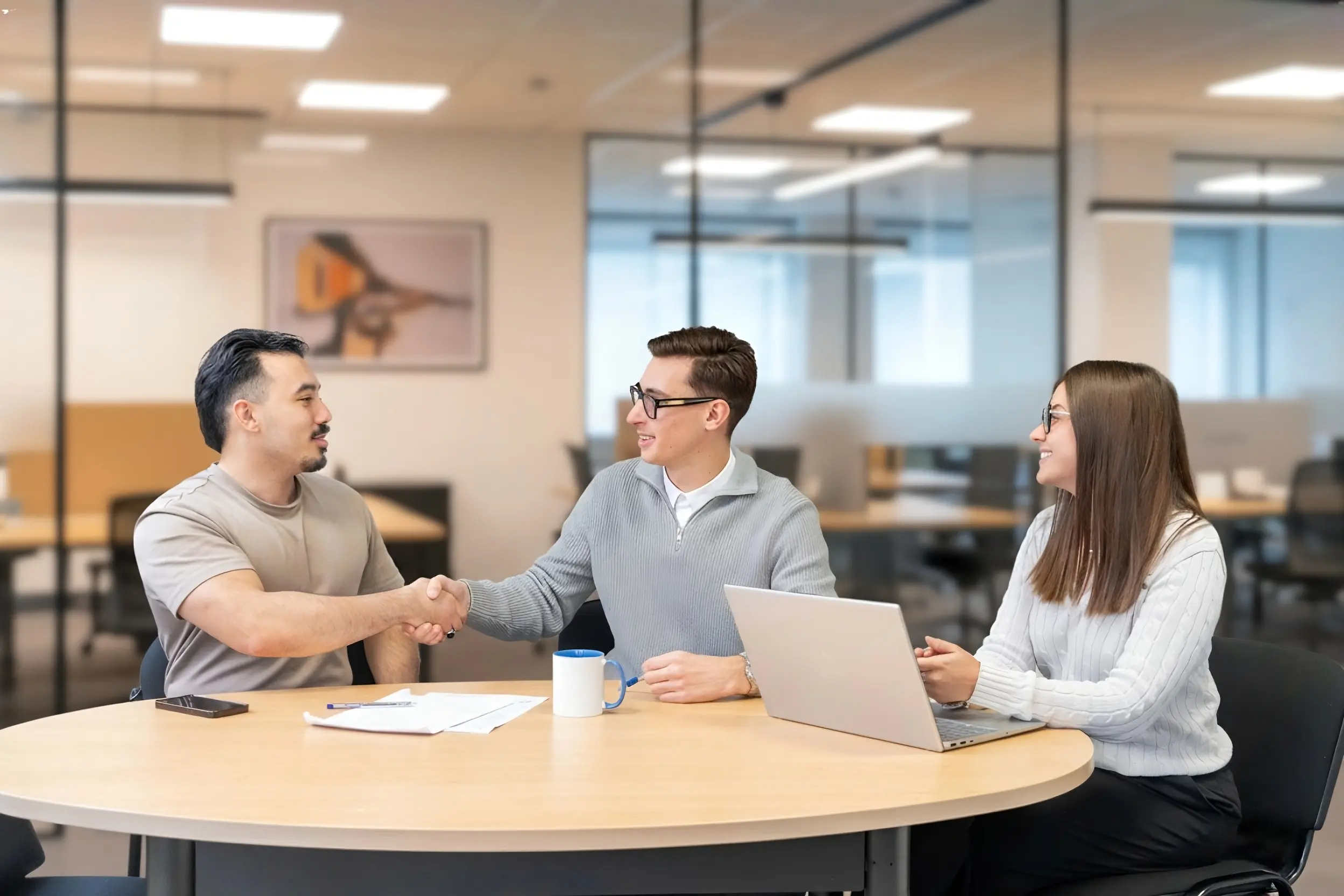 L’équipe DGL AGENCY en rendez-vous, serrant la main d’un client